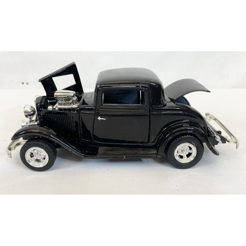 1932 Ford Coupe Black Silver Diecast 1:24 Model Car Motormax 73251